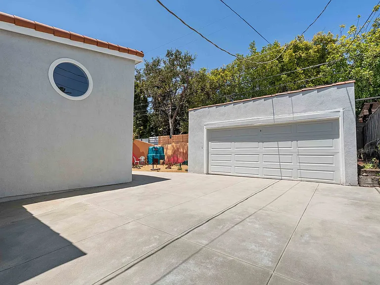 4733 Ambrose Ave — Photo 25