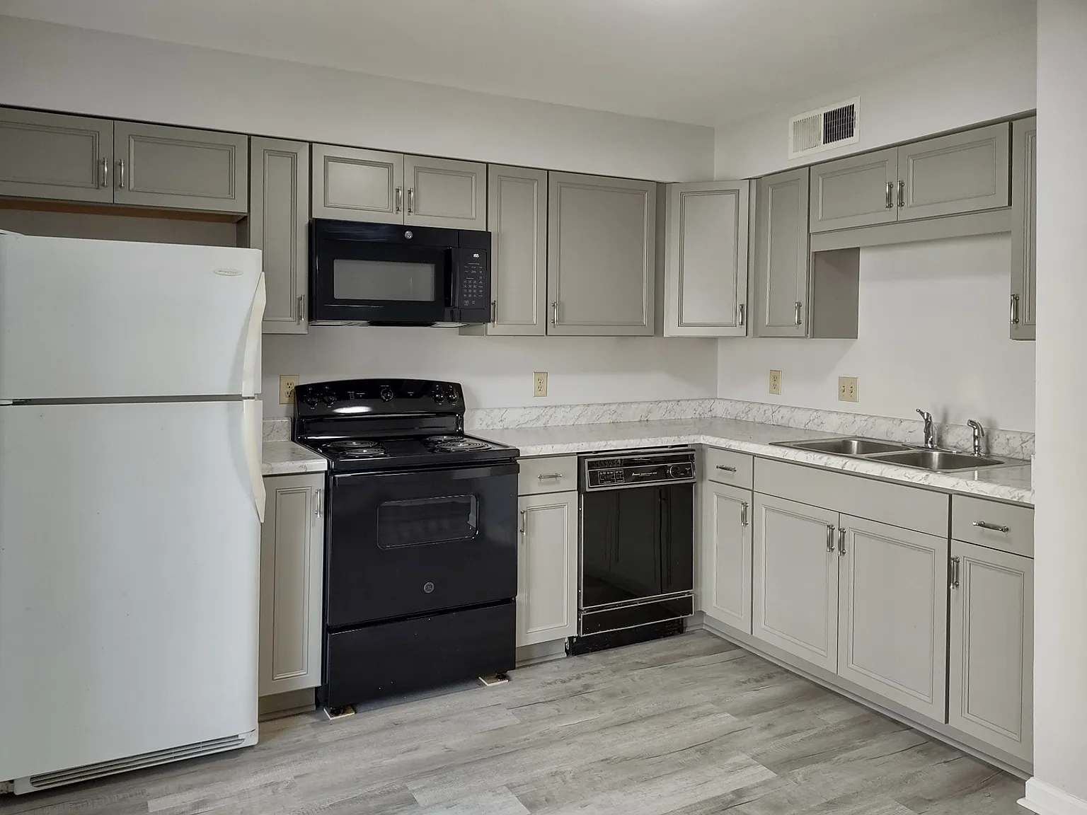 2 bed, 1.5 bath, 800 sqft, $1,200 — Photo 3