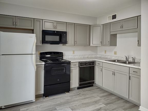 3rd image of 117 E Moore St