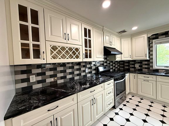 3rd image of 44 Willow Wood Ct Unit 1