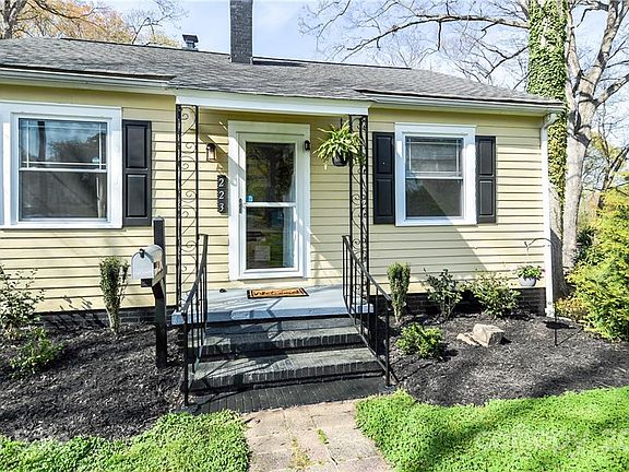 3rd image of 223 E Parkwood Cir
