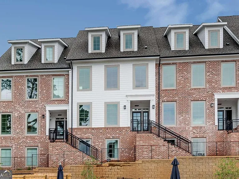 513 Burton Dr — Photo 2