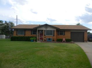 1100 Circle Dr, Clinton, OK 73601