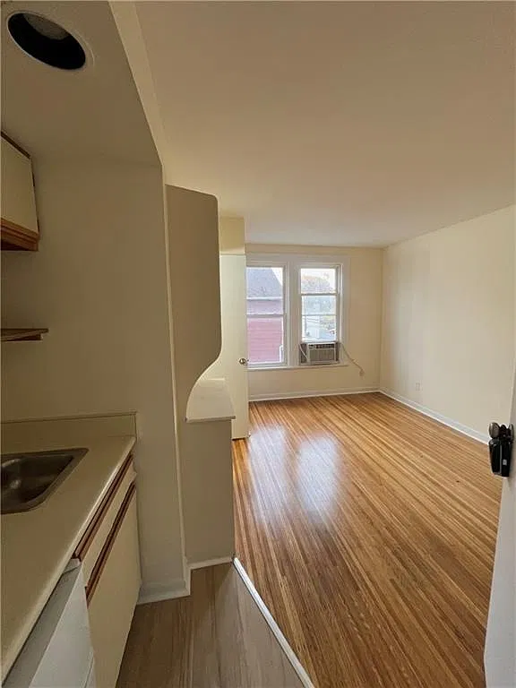 1 bed, 1.0 bath, 180 sqft, $795 — Photo 4