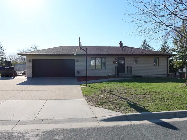 810 Hillcrest Dr, Montgomery, MN 56069