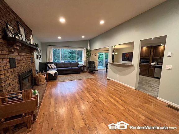 4th image of 4020 Wildwood Dr NE