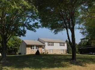 35 Pineview Dr, Huntingdon Valley, PA 19006