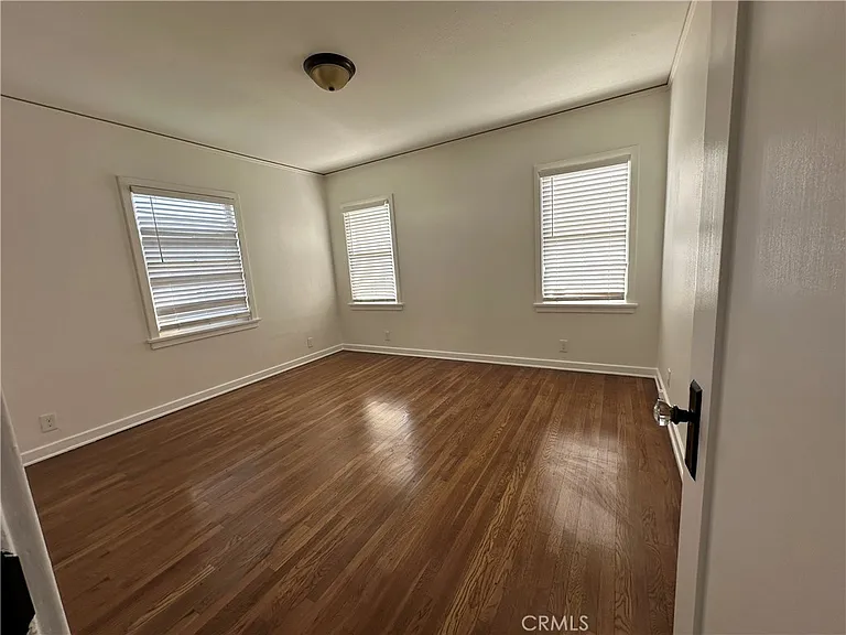 1054 N Euclid Ave — Photo 10