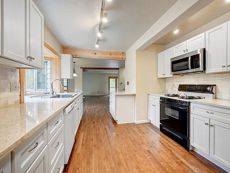 140 Deer Ln — Photo 1