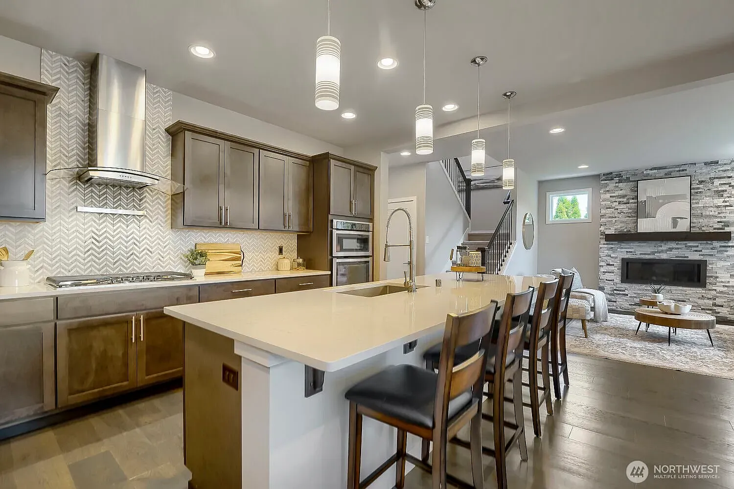 5 bed, 3080 sqft, $5,900 — Photo 3