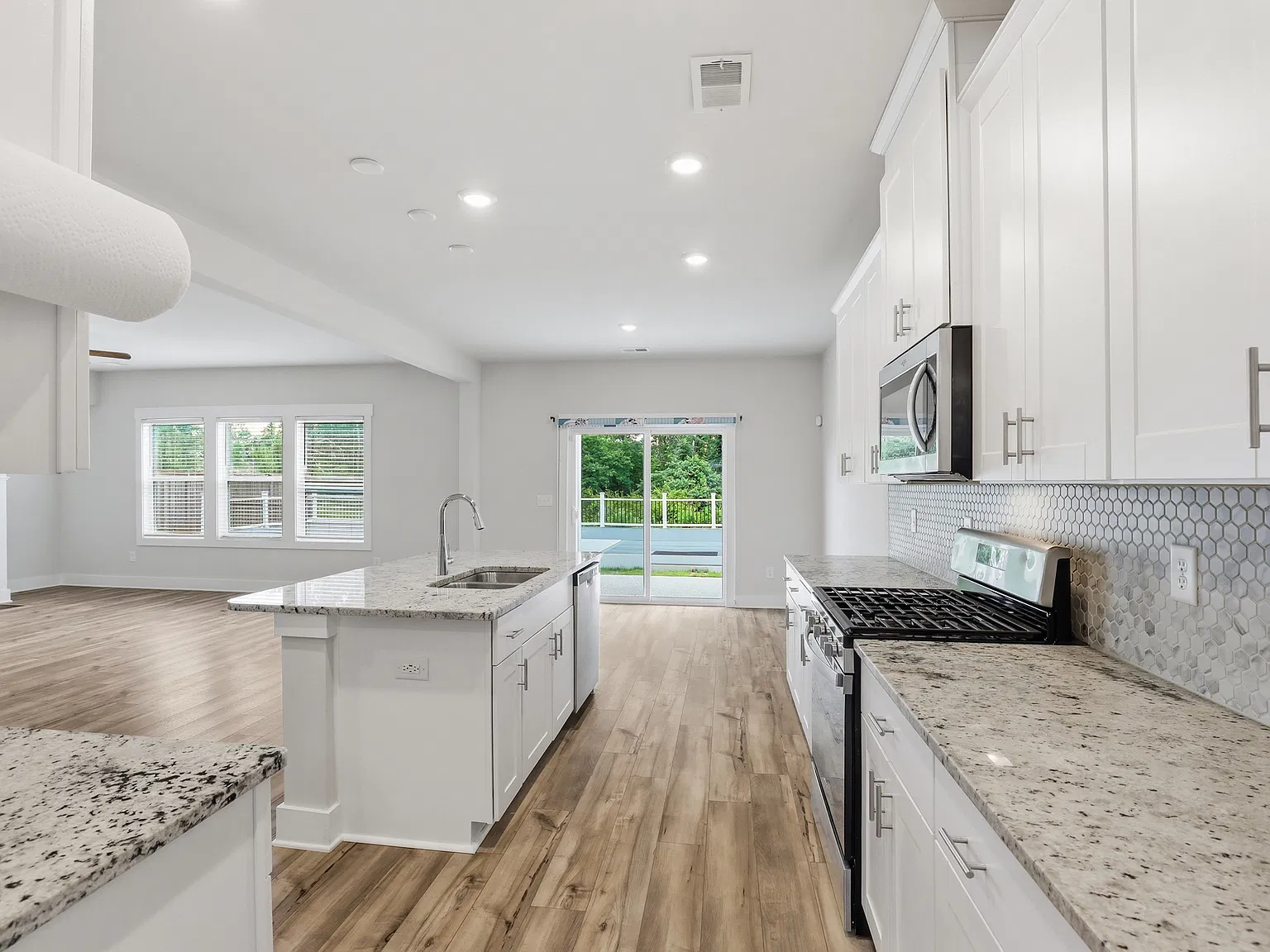 5 bed, 3896 sqft, $3,500 — Photo 3