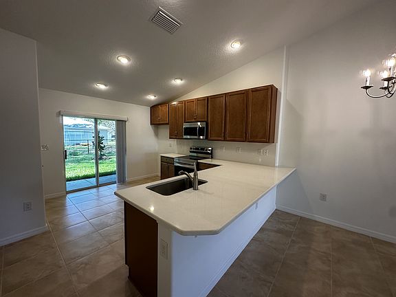 4th image of 8 Buttonbush Ln #A