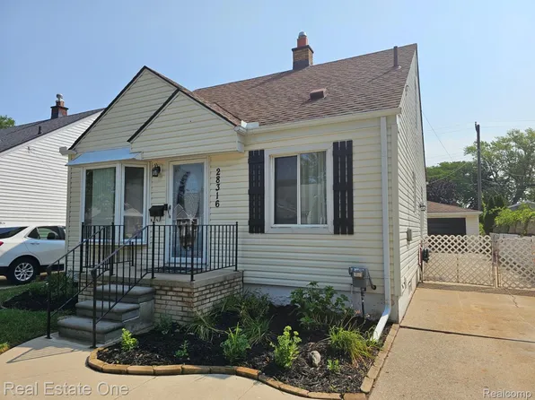 28316 Larchmont St, Saint Clair Shores, MI 48081