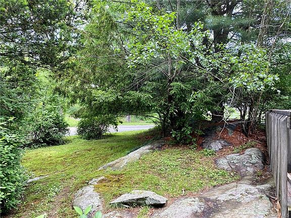 3rd image of 32 Lake Louise Dr