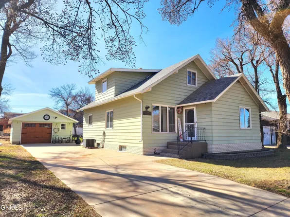 321 3rd St NE, Watford City, ND 58854