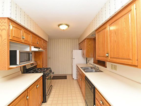 4th image of 401 Meadow Ct