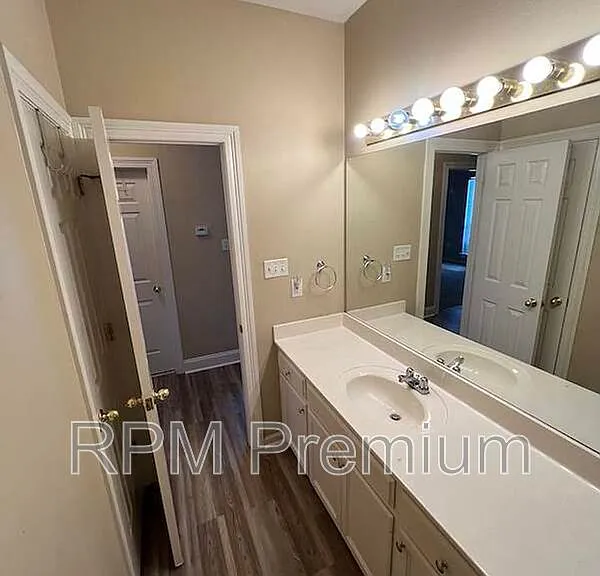 5557 Arialo Dr — Photo 26