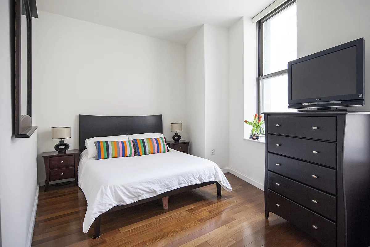 1 Wall Street Ct — Photo 4