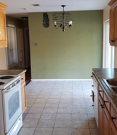 5th image of 409 Wren St