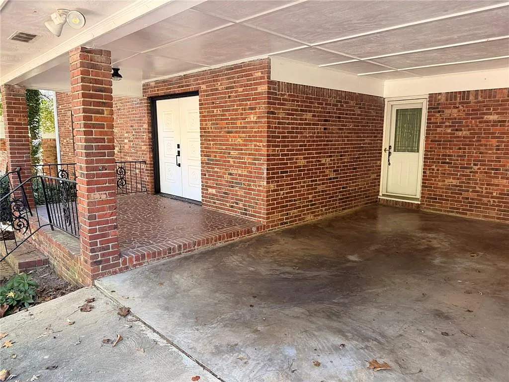 4 bed, 2.5 bath, 2130 sqft, $2,000 — Photo 2