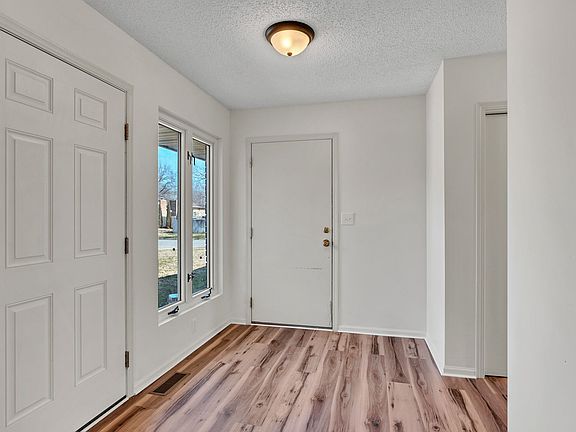 4th image of 201 N Willow Dr