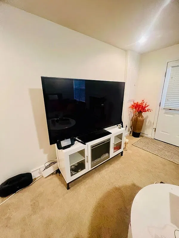1 bed, 1.0 bath, 1300 sqft, $2,100 — Photo 2
