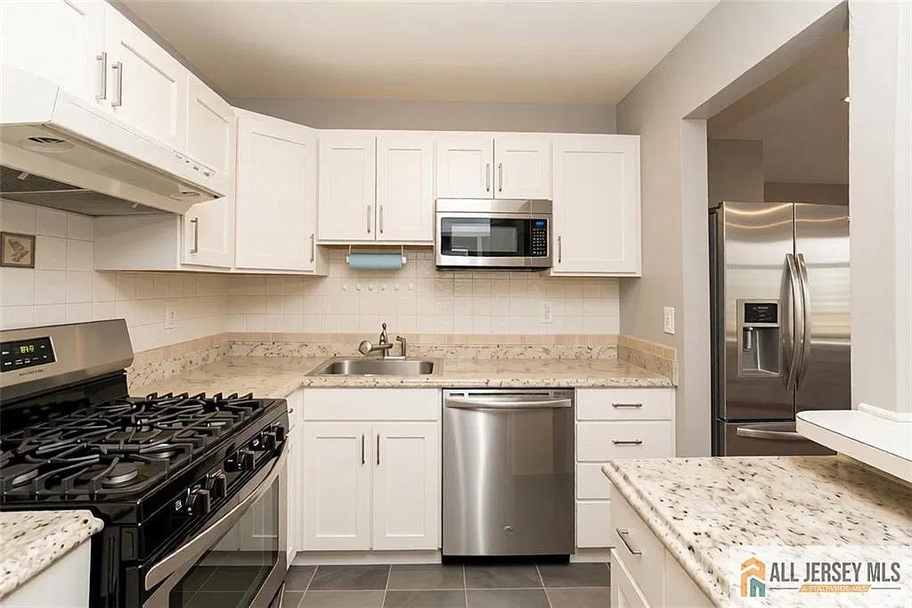 2 bed, 1.5 bath, $1,800 — Photo 2