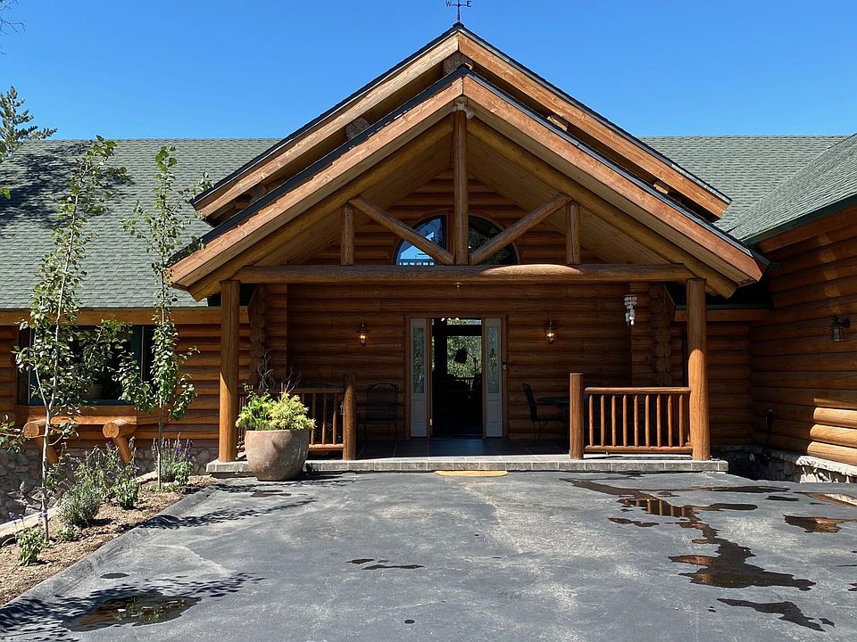 Welcome to the beautiful area of Rimwood Ranch. Level Entry and Parking.
