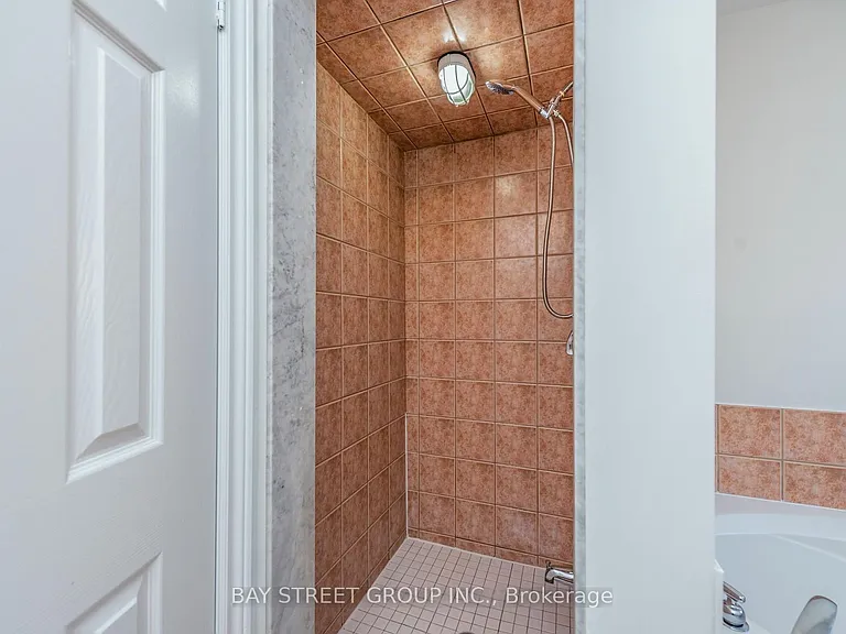 130 Royal Appian Cres — Photo 25