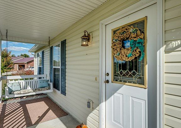 2nd image of 829 Lindsey Ln