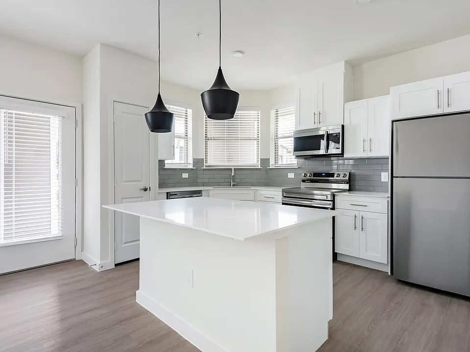 901 Rendon