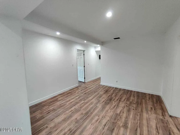 1006 E 2nd Ct — Photo 5