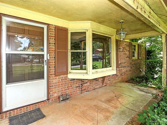 3rd image of 132 Greendale Dr