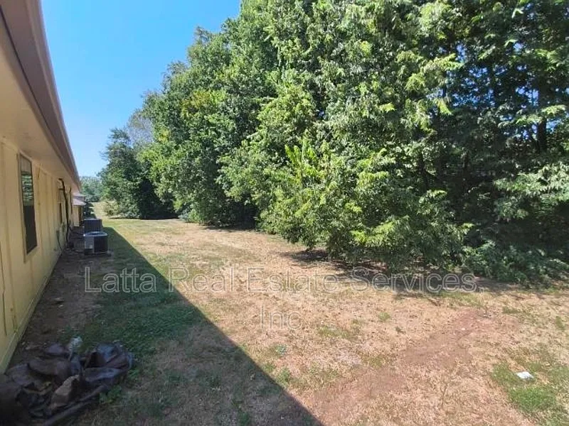 2 bed, 1.0 bath, 940 sqft, $1,200 — Photo 3