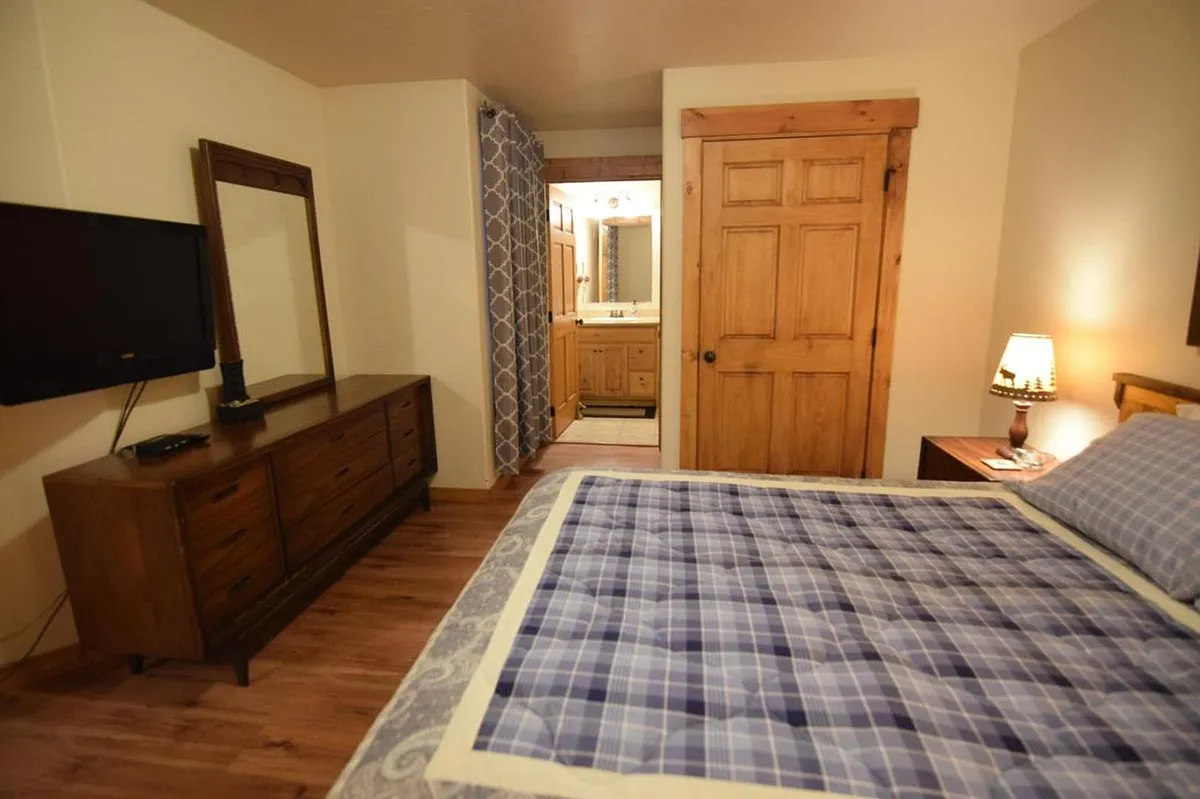 Building Photo - 1607 Davis Ave #50