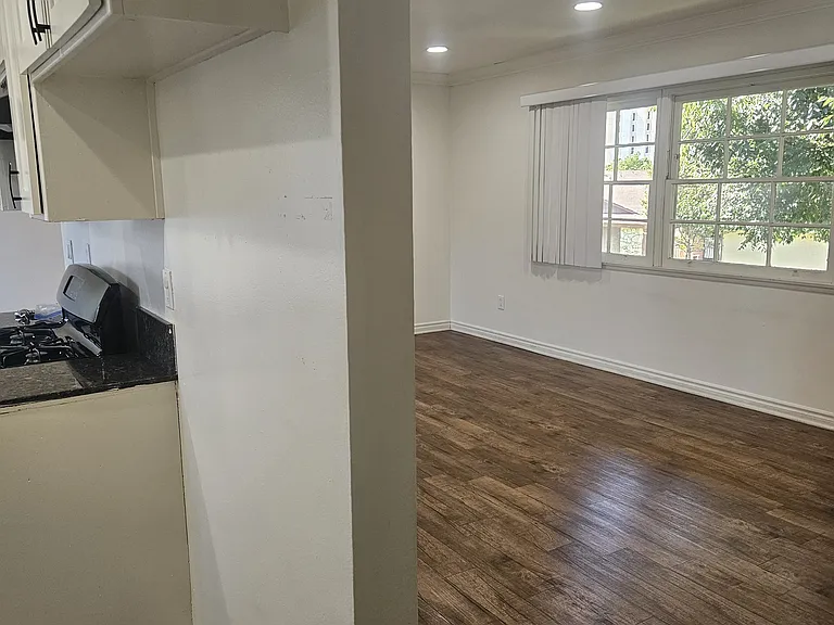 1732 W Glen Ave #10 — Photo 2