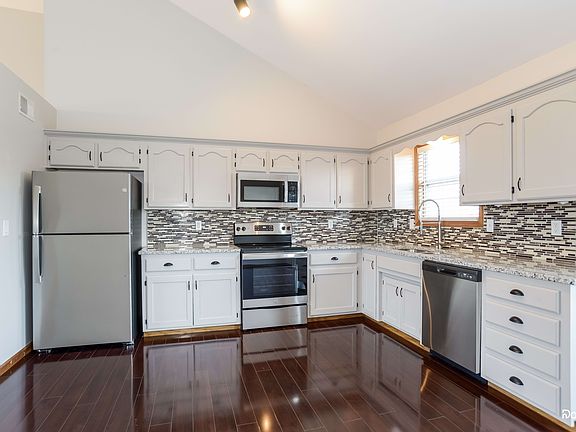 4th image of 1310 Spruce Dr