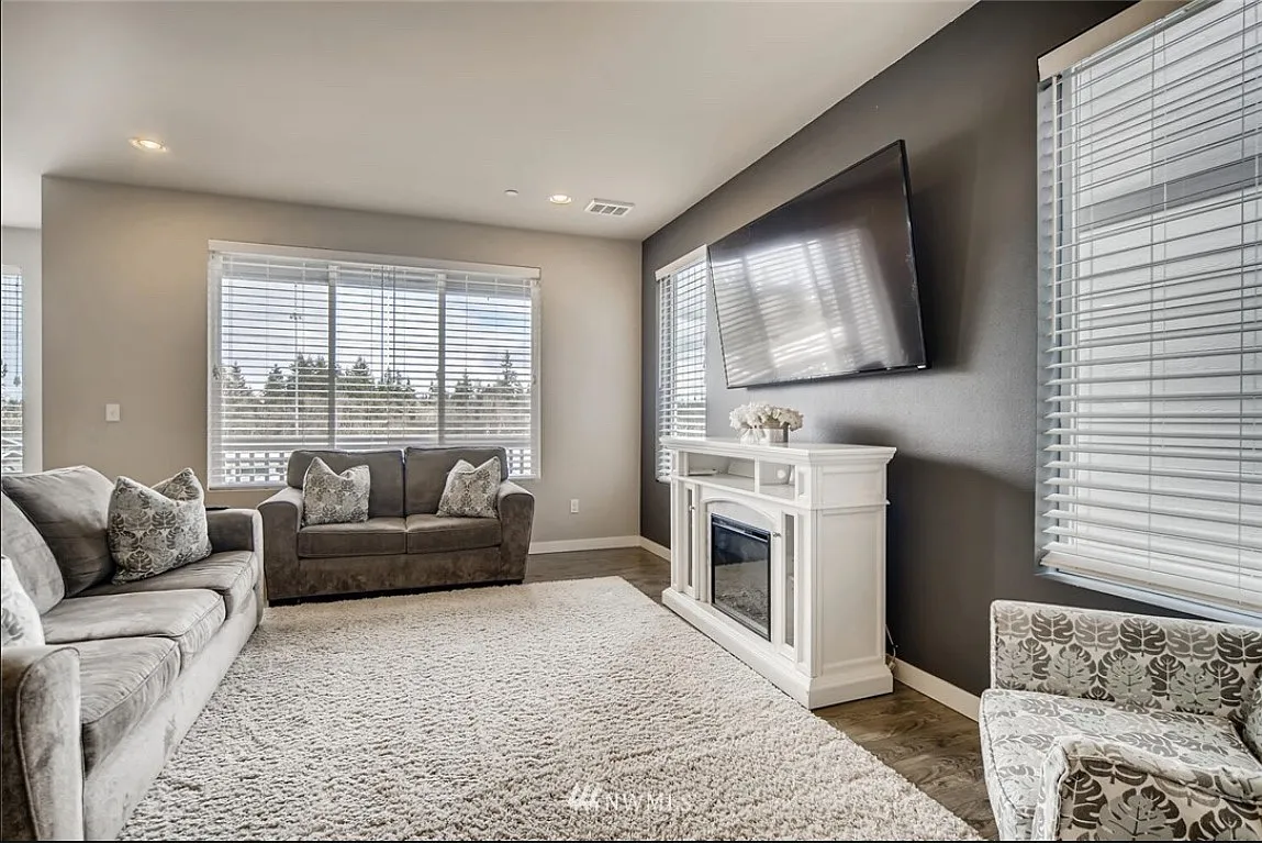 4 bed, 3.5 bath, 2459 sqft, $3,800 — Photo 2