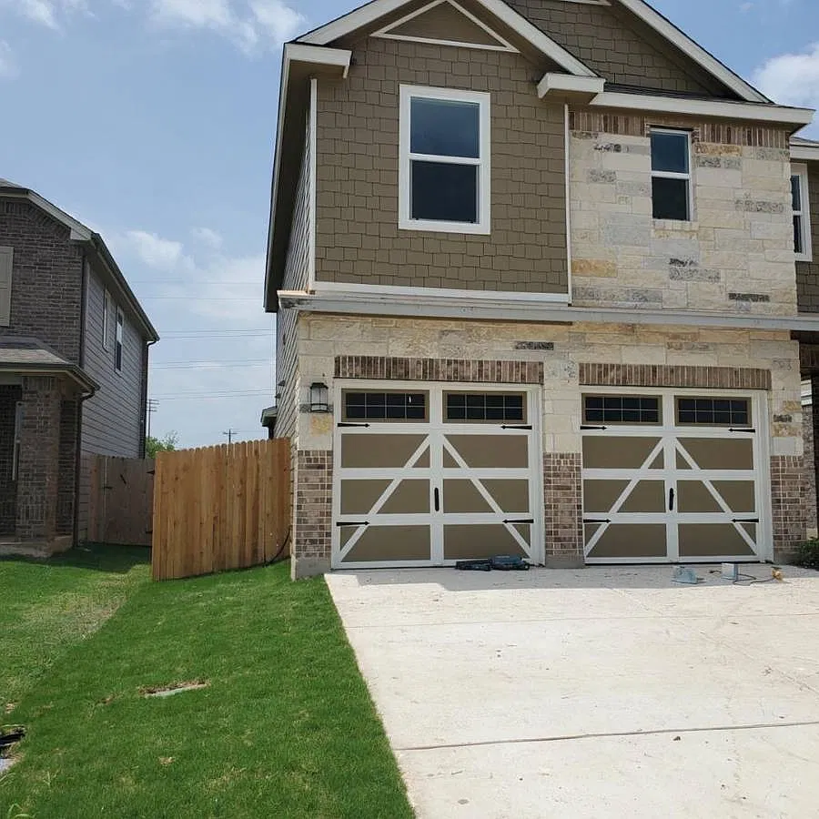 3 bed, 2.5 bath, 1856 sqft, $2,400 — Photo 1