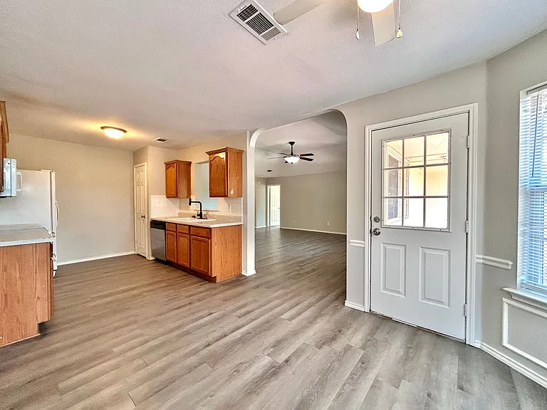 404 Mesquite Cir — Photo 8