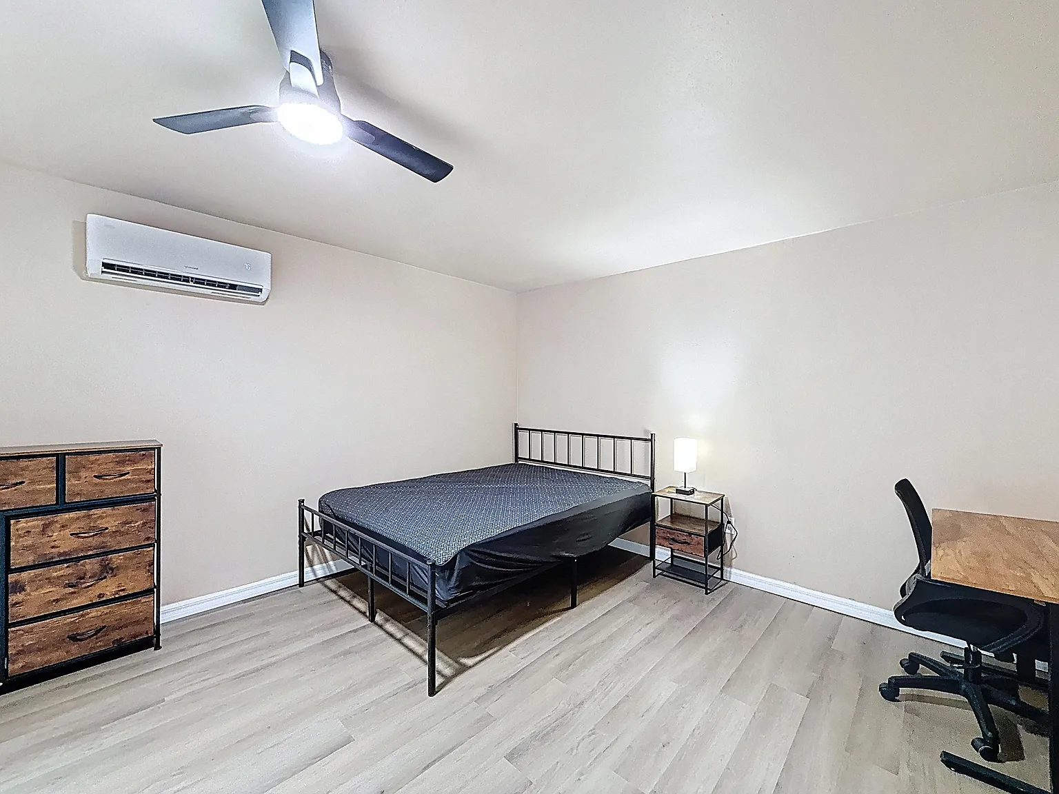 4 bed, 2.0 bath, 1047 sqft, $1,364 — Photo 4
