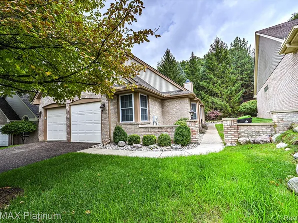 807 Whisperwood Dr, Fenton, MI 48430