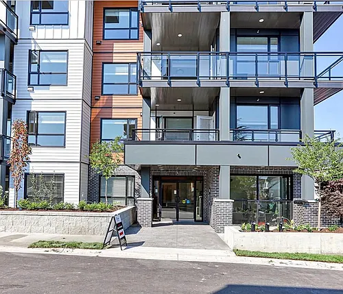 8233 208b St Photo 1