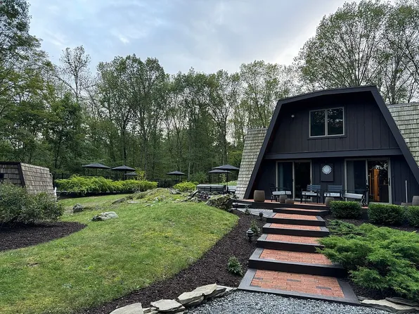 28 Travis Rd, Pleasant Valley, NY 12569