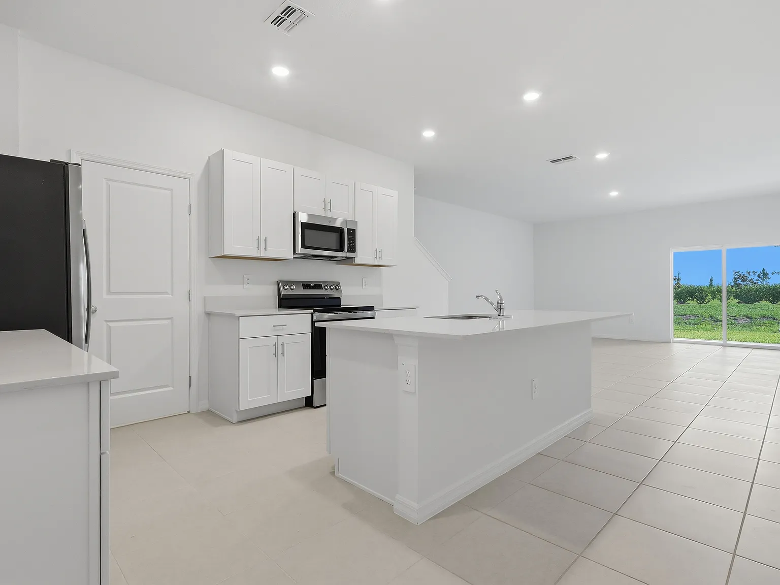 3 bed, 2.5 bath, 1747 sqft, $1,995 — Photo 2