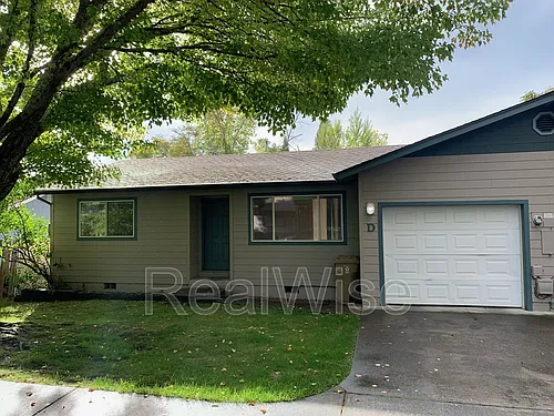 249 SW Rogue River Ave #D Photo 1