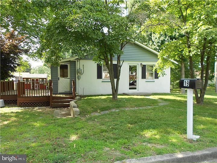 1st image of 19 Glen Dr