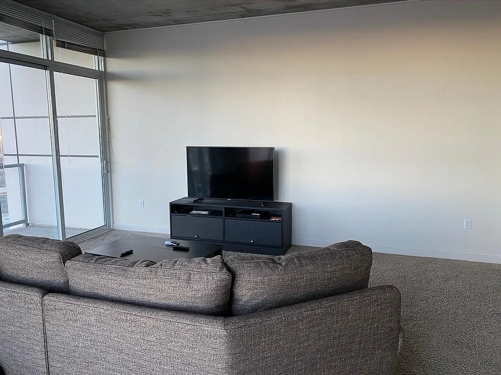1 bed, 1001 sqft, $2,400 — Photo 3