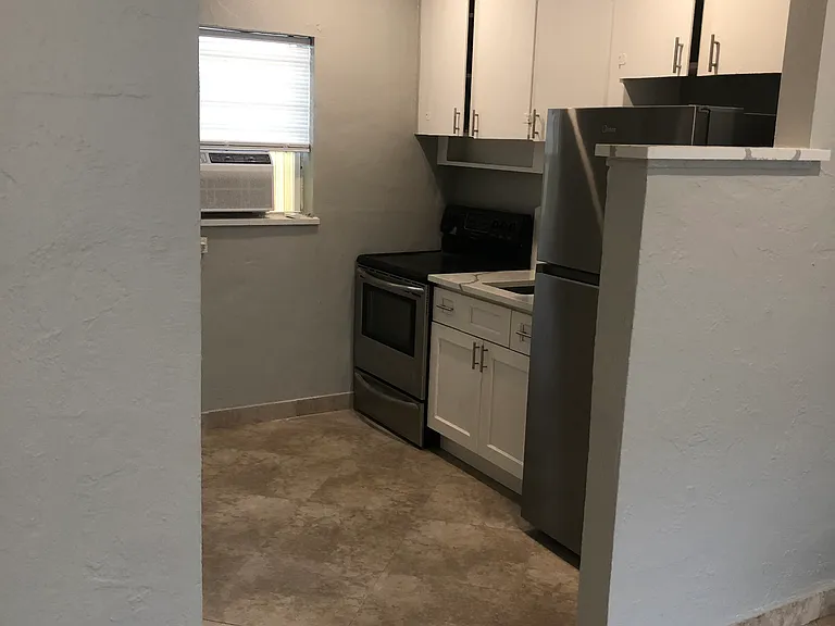 32 S Wild Olive Ave #E — Photo 2
