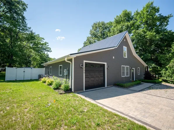 206 Joliet Ave, Houghton Lake, MI 48629